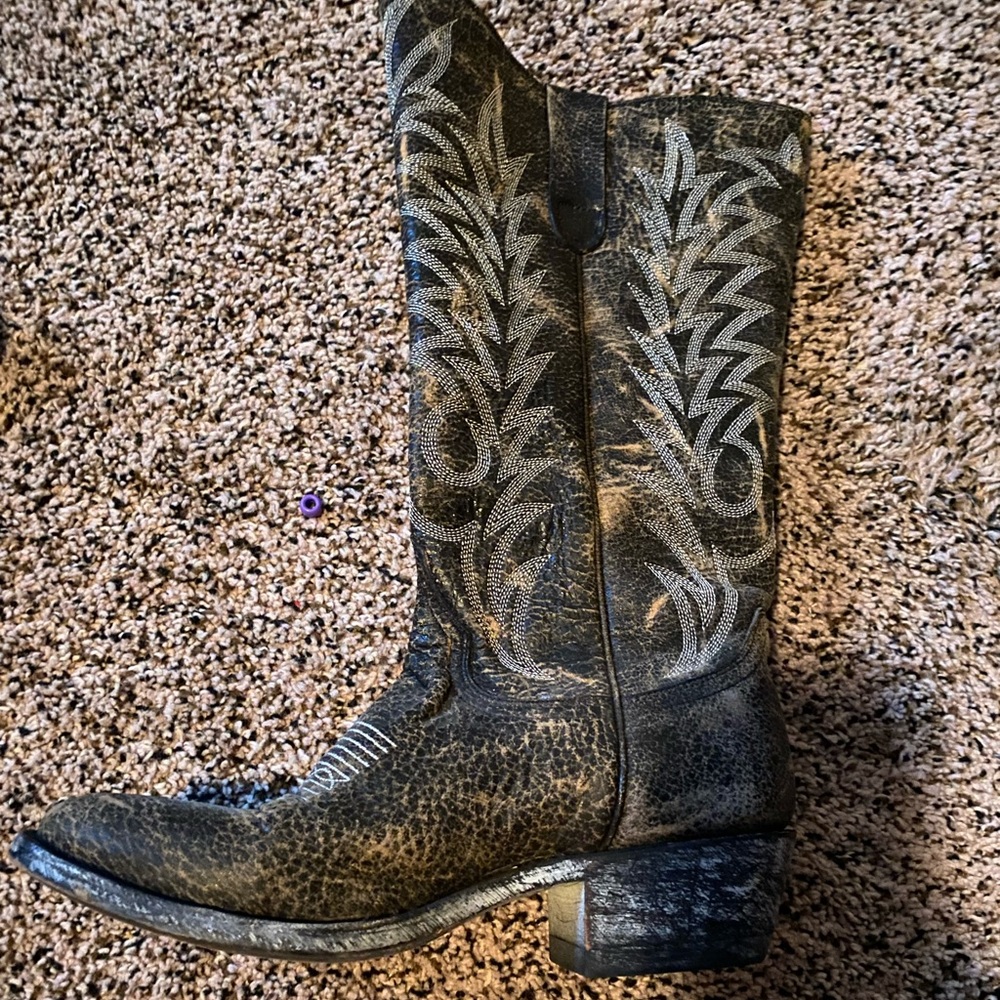 Old gringo size 6.5 never worn.